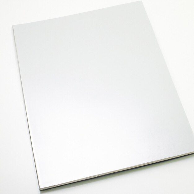 Un livre blanc avec une couverture blanche dessus