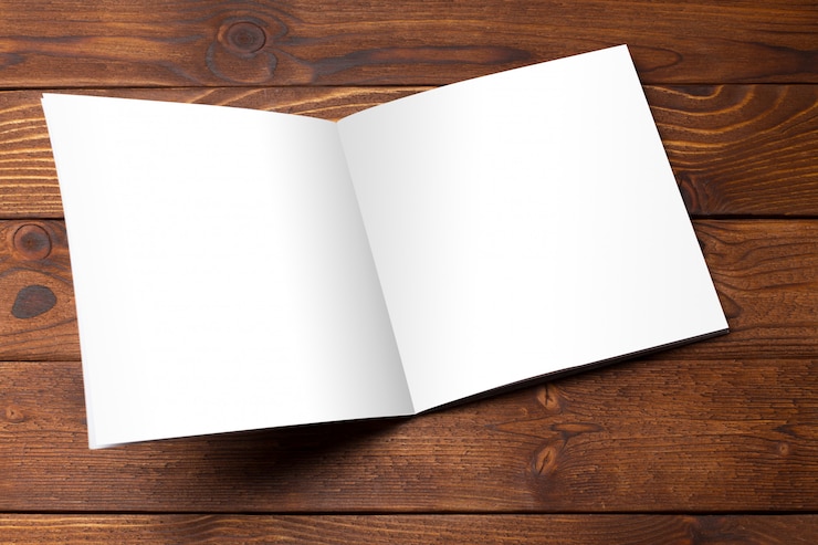 Photo livre blanc ou couverture de magazine sur bois