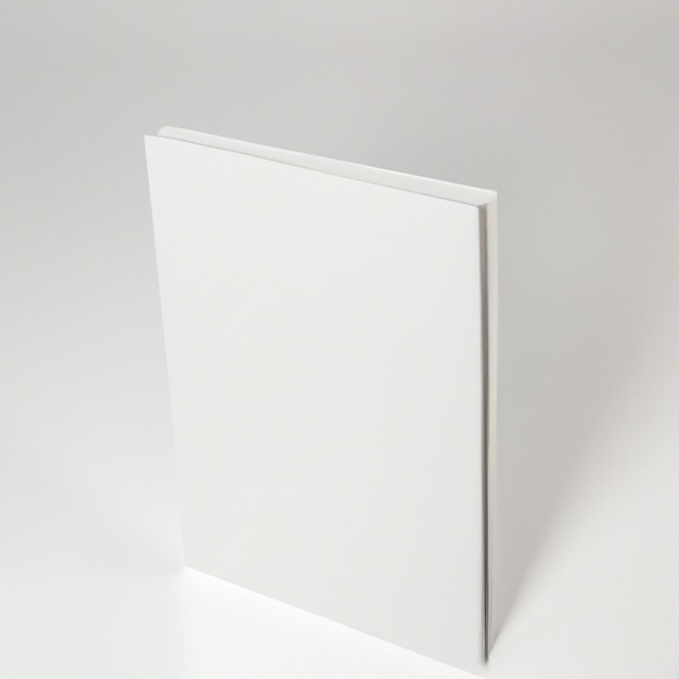 Photo un livre blanc se tient sur un fond blanc.