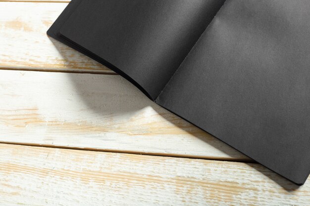 livre blanc sur une surface en bois