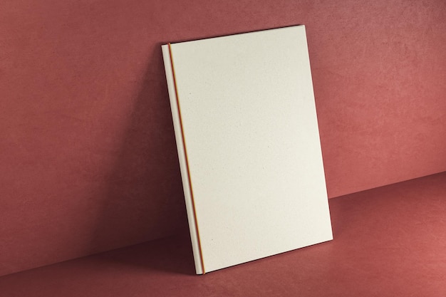 Livre blanc vide sur fond rouge