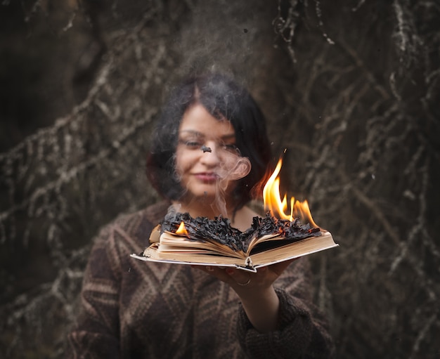 Le livre brûle entre les mains d'une femme