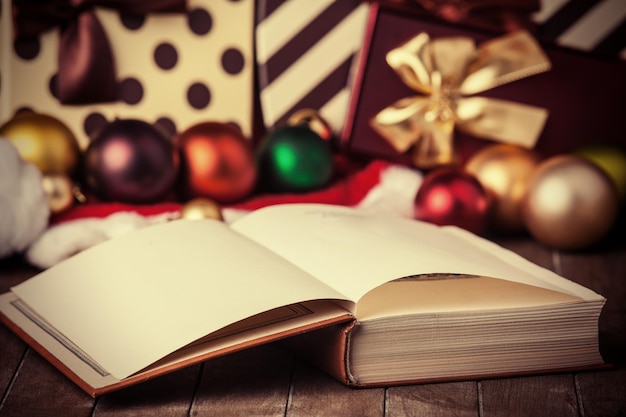 Livre et cadeaux de Noël