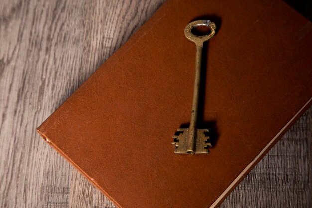 livre et clé sur fond de bois