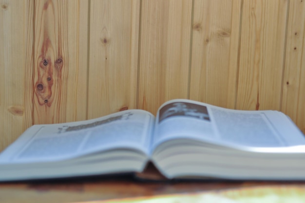 Le livre contre une surface en bois