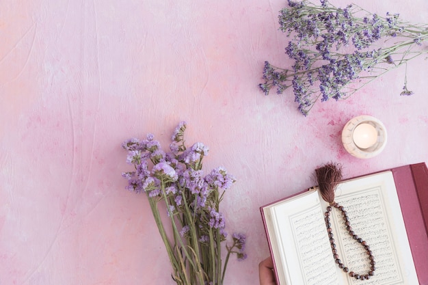 Livre de Coran avec des fleurs violettes