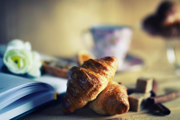 Livre de croissants de tasse de thé