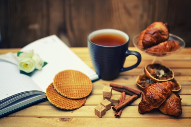 Livre de croissants de tasse de thé