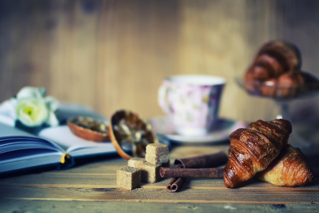 Livre de croissants de tasse de thé