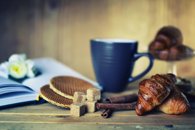 Livre de croissants de tasse de thé