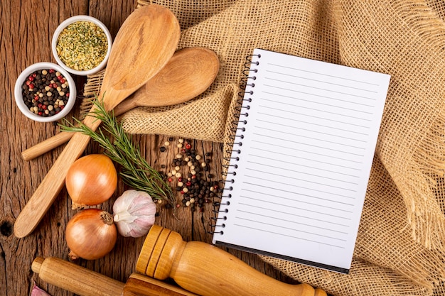 Photo livre de cuisine avec des ingrédients sur la tablelivre de recettes