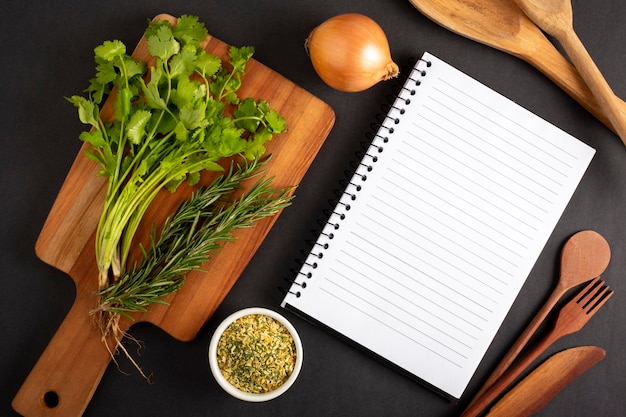 Photo livre de cuisine avec des ingrédients sur la tablelivre de recettes