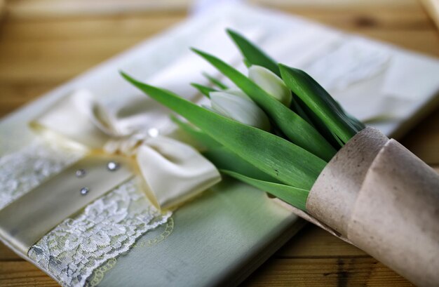 Livre dentelle tulipe blanche