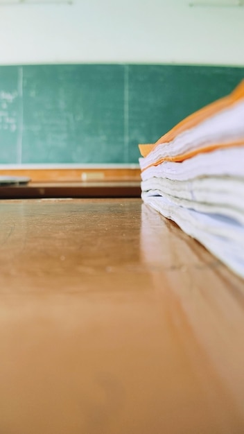 Livre sur le dessus d'un bureau dans une salle de classe