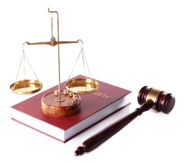 Livre de droit civil avec balance et marteau isolé sur blanc