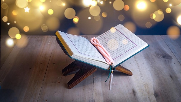 Un livre du Coran avec un anneau de prière sur le dessus