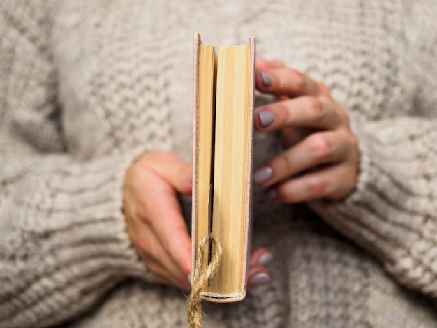 Livre entre les mains de la femme