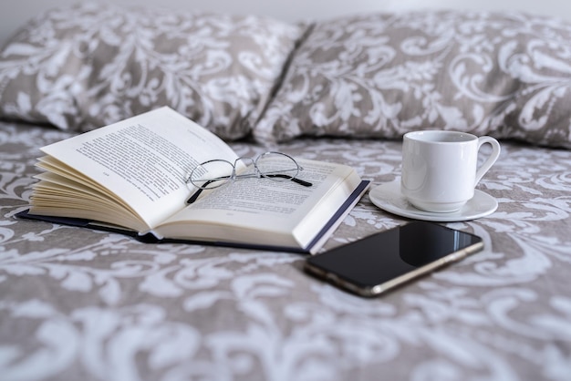 livre d'étudiant et café au lit