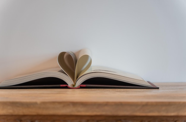 Livre fait avec des feuilles en forme de coeur