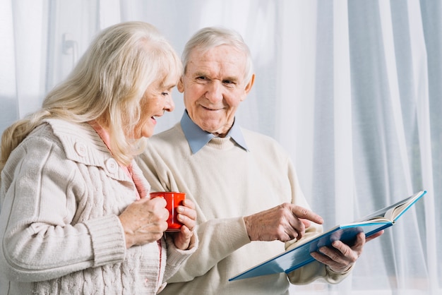 Photo livre de lecture de couple de personnes âgées