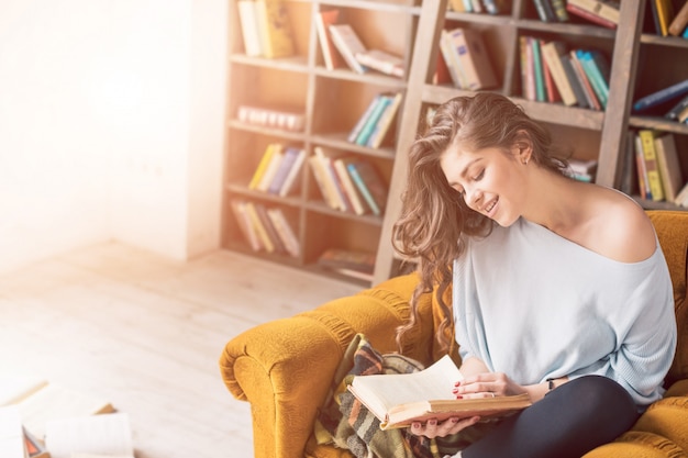 Livre de lecture dans la bibliothèque ensoleillée