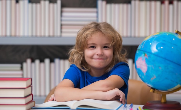 Livre de lecture d'écolier dans la bibliothèque, le développement des enfants apprend à lire des livres de lecture d'élève dans une bibliothèque scolaire