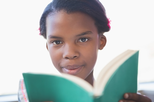 Livre de lecture d'écolière dans la bibliothèque