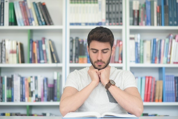 Livre de lecture de l'étudiant dans la bibliothèque de l'école Des leçons d'étude pour l'examen Concept de travail acharné et de persévérance