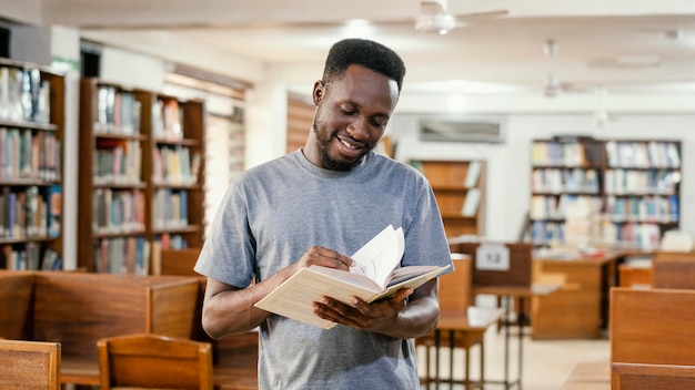 Photo livre de lecture étudiant smiley coup moyen