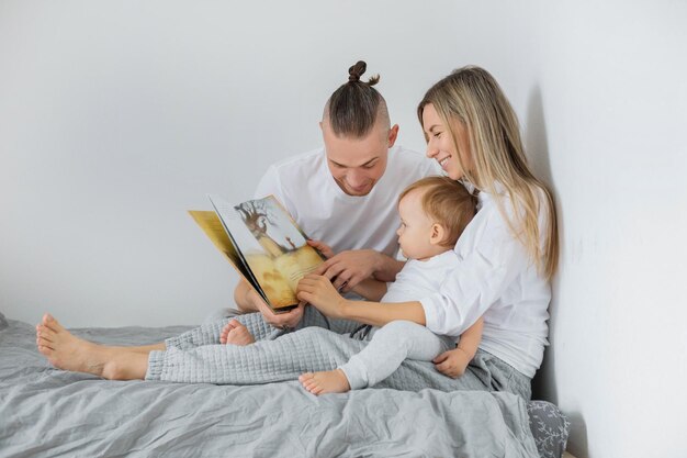 Photo livre de lecture de famille heureuse à la maison