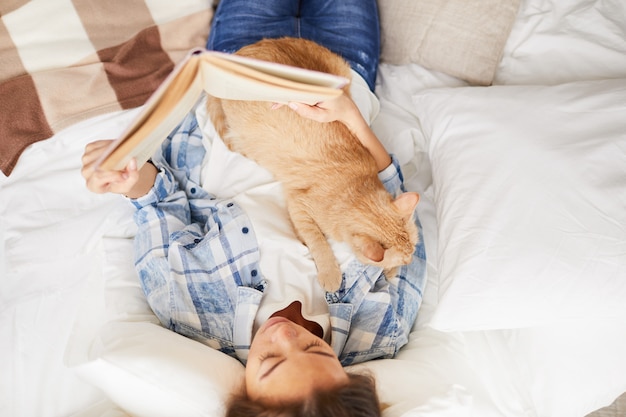 Livre de lecture femme avec chat