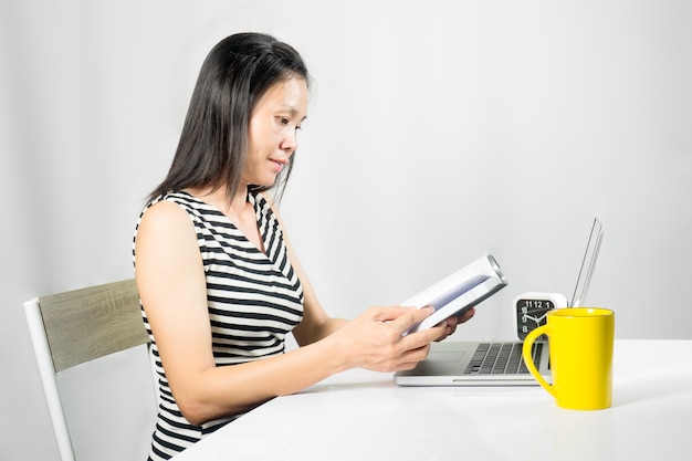 Livre de lecture de femme mignonne sur le bureau de travail