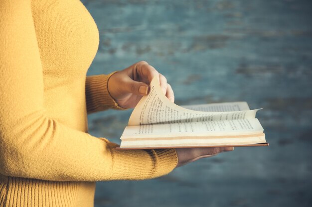 Photo livre de lecture de femme sur résumé bleu