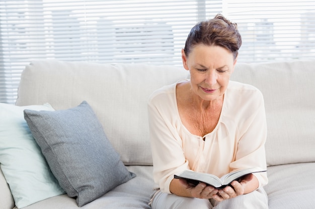 Livre de lecture femme souriante