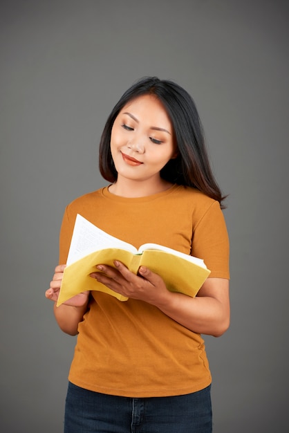 Livre de lecture femme souriante