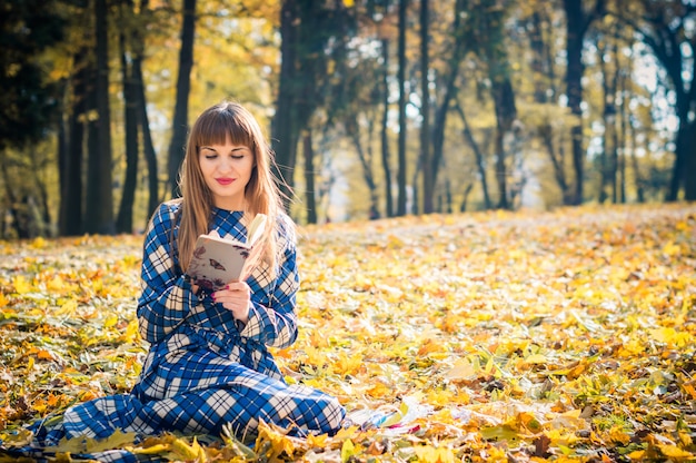 Livre de lecture fille dans le parc