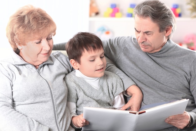 Livre de lecture grand-mère et grand-père à son petit-enfant le concept de l'éducation