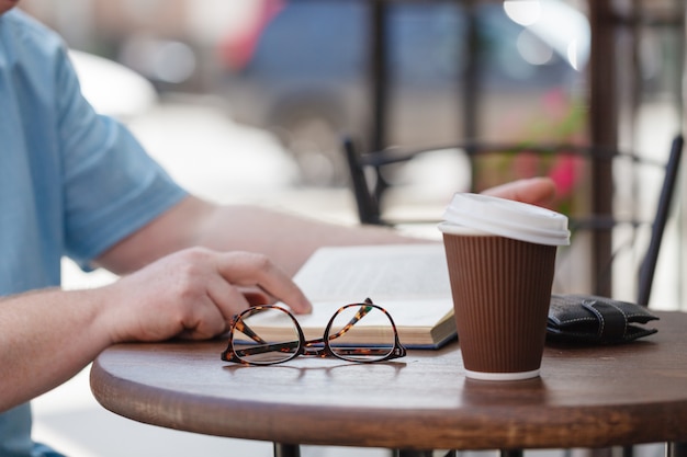 Livre de lecture homme avec café ou thé