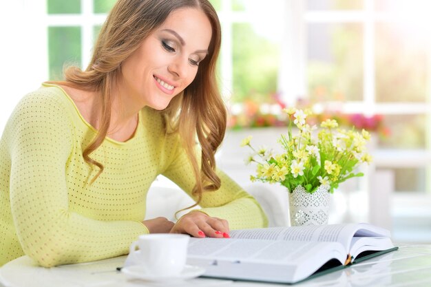 Livre de lecture de jeune femme