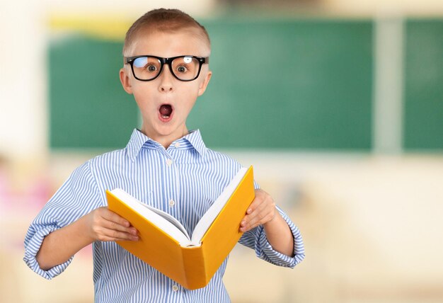 Livre de lecture de jeune garçon sur le fond