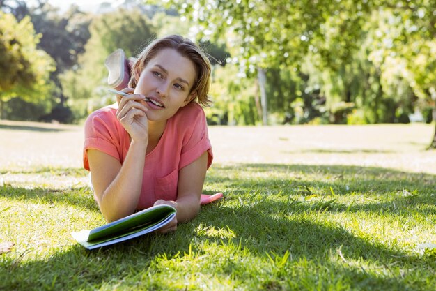 Livre de lecture de jolie femme dans le parc