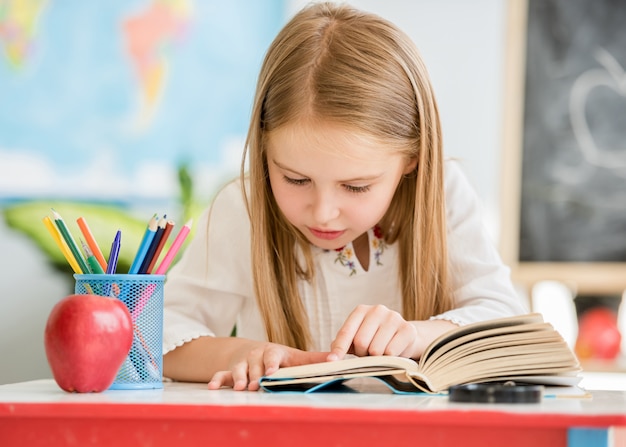 Livre de lecture de petite fille