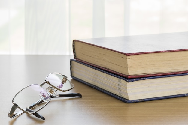 Livre et lunettes sur une table en bois