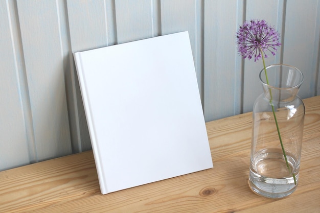 Photo livre de maquette un album avec une couverture blanche vide sur la table espace de copie