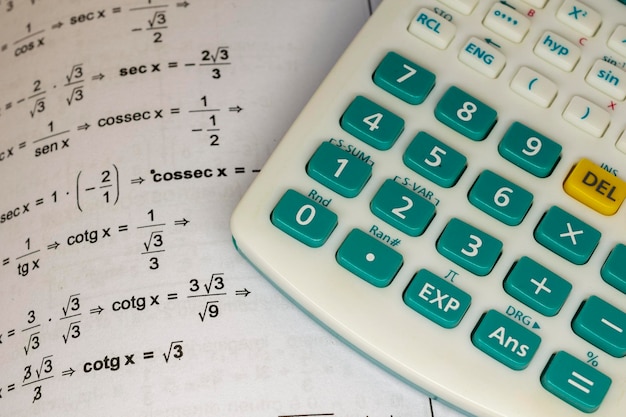 Livre de mathématiques avec calculs à résoudre et calculatrice scientifique