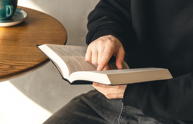 Livre ouvert Bible dans les mains des hommes libre