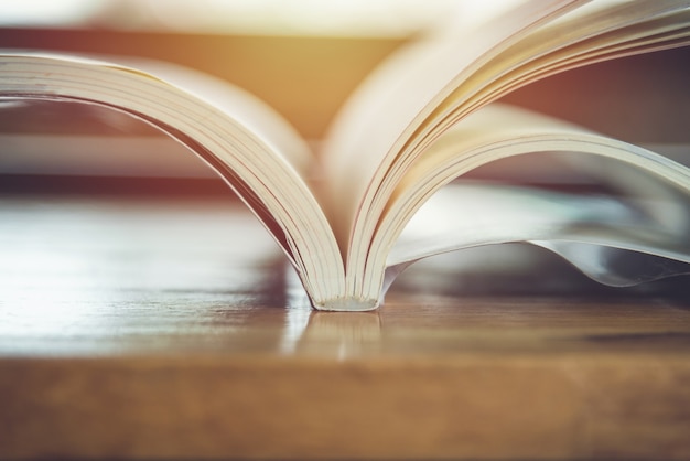 Photo livre ouvert sur le bureau en bois dans la salle de bibliothèque avec pour le concept de l'éducation