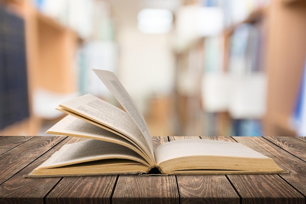 Livre ouvert sur le bureau. Notion d'éducation