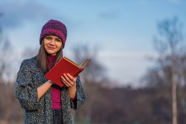 Livre ouvert avec couverture rouge.