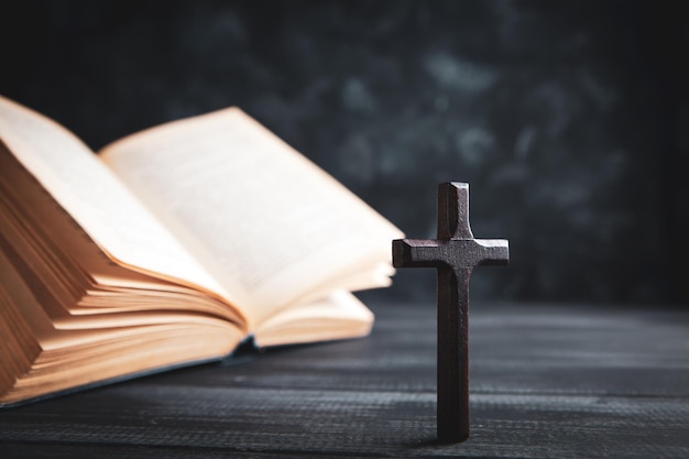 Livre ouvert et croix sur la table